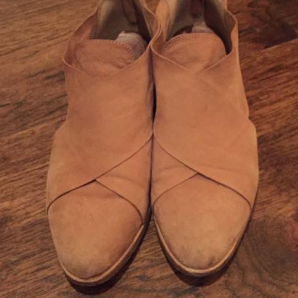 Eileen Fisher cluster booties size 7.5